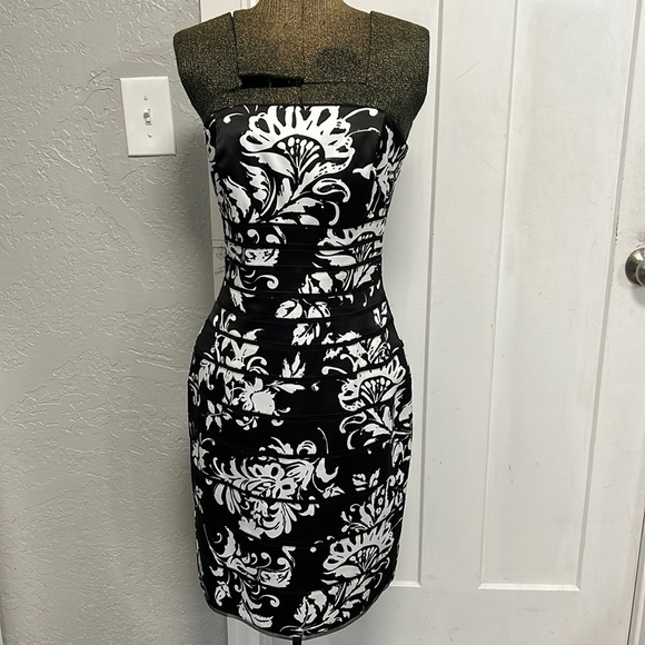 WHITE HOUSE BLACK MARKET BLACK & WHITE STRAPLESS DRESS 2 - Picture 1 of 16